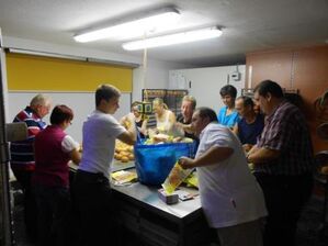 Gemeinsames Packen der Brötchentüten in der Bäckerei Heimann